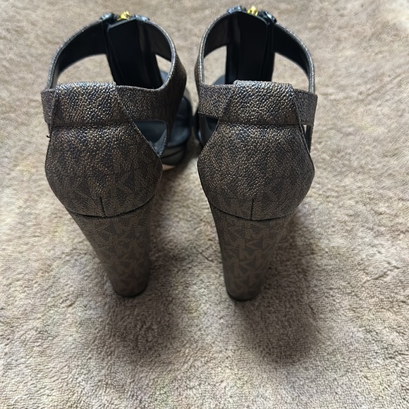 1 Michael Kors, two-tone, zip heels - Picture 4 of 8